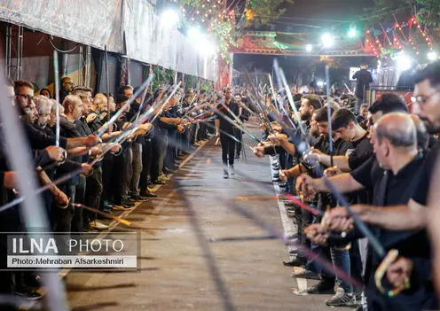 مراسم شاه حسین گویان در تکیه مکتب تشیع در شب عاشورا