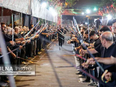 مراسم شاه حسین گویان در تکیه مکتب تشیع در شب عاشورا