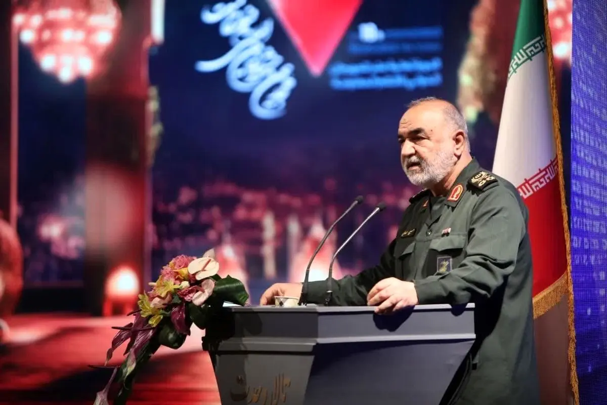 هنر مقاومت از دفن شدن ملتها در زیر آوار تهاجم فرهنگی دشمنان جلوگیری میکند