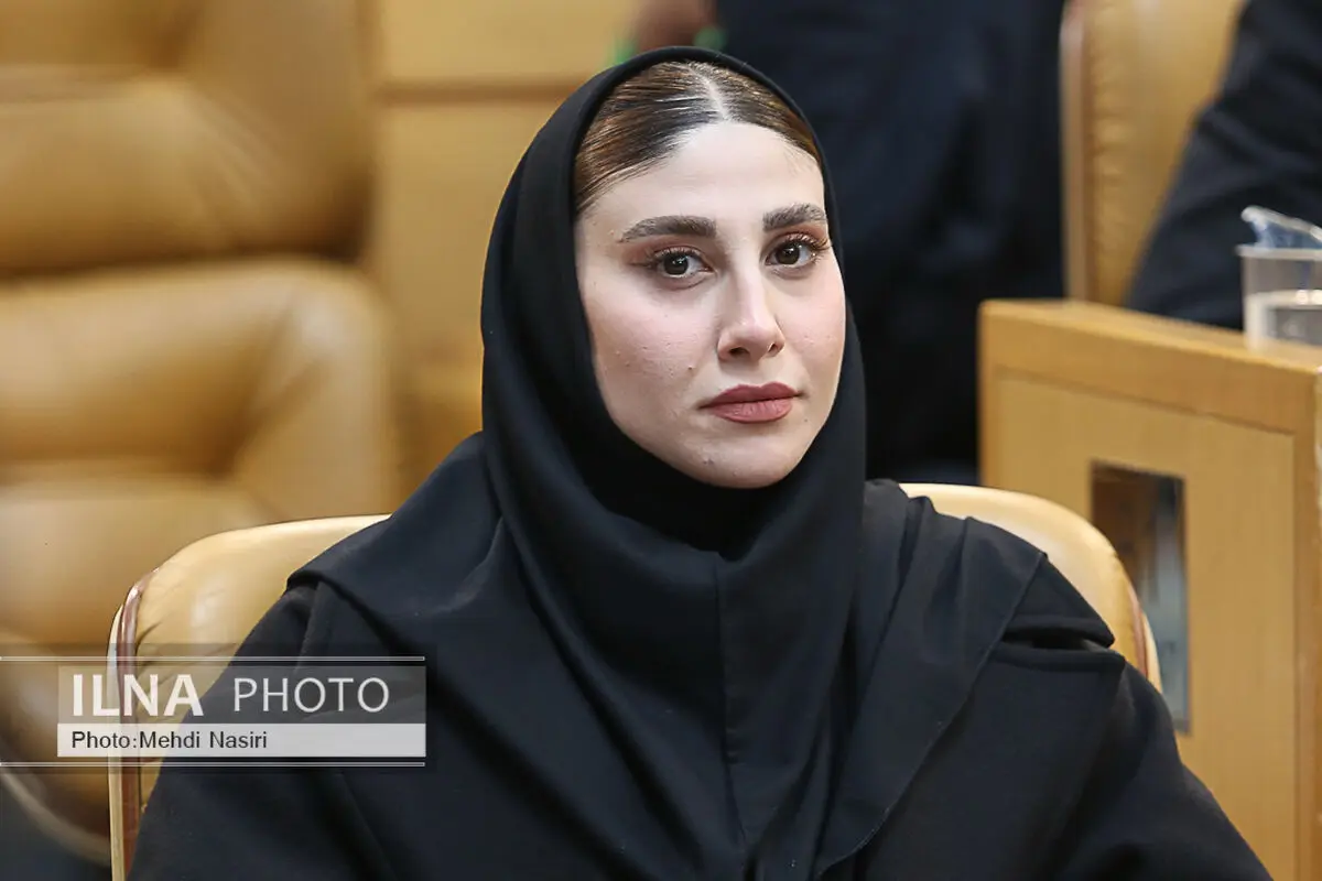 عیادت ناهید کیانی از مبینا نعمت‌زاده پس از جراحی