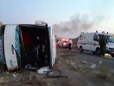 30 مصدوم حاصل واژگونی اتوبوس زائران کربلا در آزادراه ساوه ـ همدان / نقص فنی دلیل واژگونی اتوبوس بوده است 