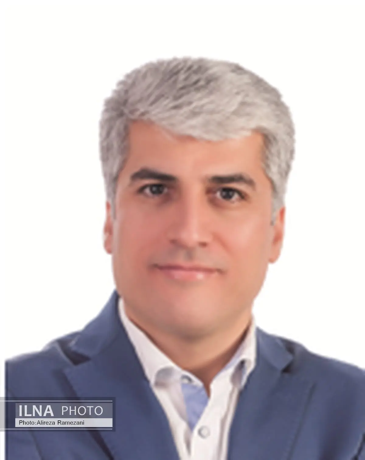 تمام قد به احترام روحانی و یارانش می‌ایستیم