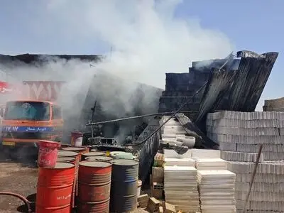 آتش‌سوزی یک انبار کالا در بزرگراه بابایی