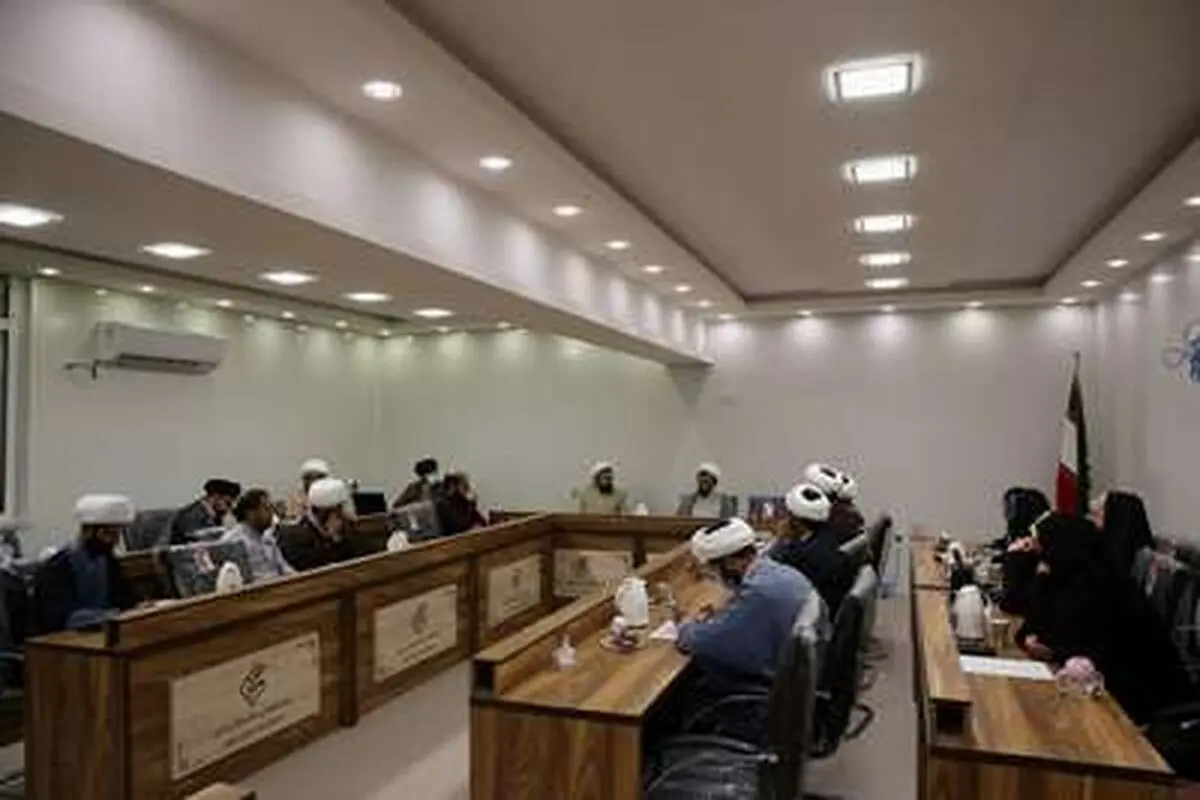 مسائل دانشجویان را باید با انس و ارتباط صمیمانه حل کرد نه با مباحث علمی