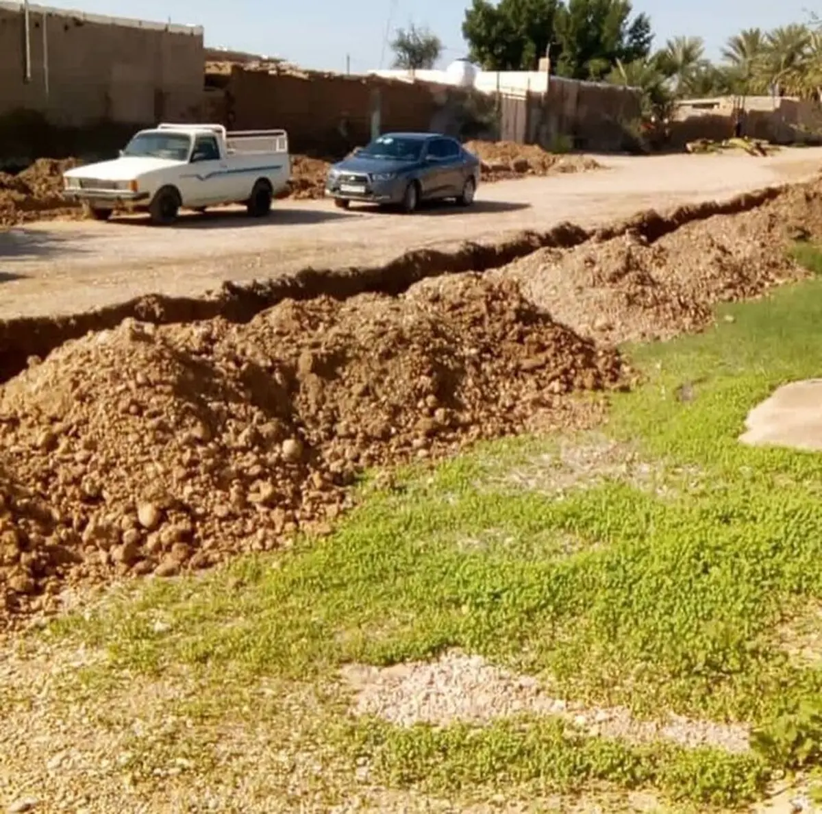 بخشی از تاریخ چگاسفلی با بولدوزر از میان رفت/ دهیار چگاسفلی عرصه این تپه باستانی را تخریب کرد/ بیش از ۱۰۰ متر را با عمق ۴۰ سانت شکافتند