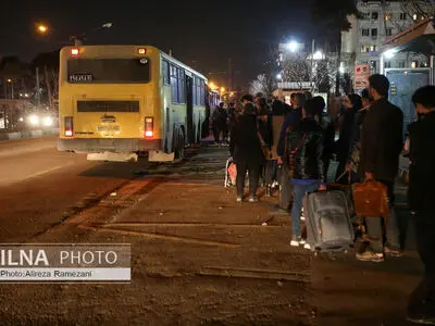 صف‌های طولانی اتوبوس تهران به پردیس/ ترس مسافران از تردد غیرقانونی اتوبوس‌هایی که فقط بیمه شهری دارند/ اجرای طرح مترو؛ همچنان روی کاغذ+عکس