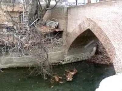 تردد خودروها به پل تاریخی برغان آسیب وارد می‌کند