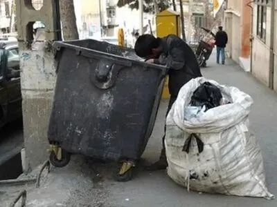 زباله گردی به قیمت جان/ کودکان اتباع روزانه ۱۰ساعت در خیابان های شهر زباله جمع می کنند