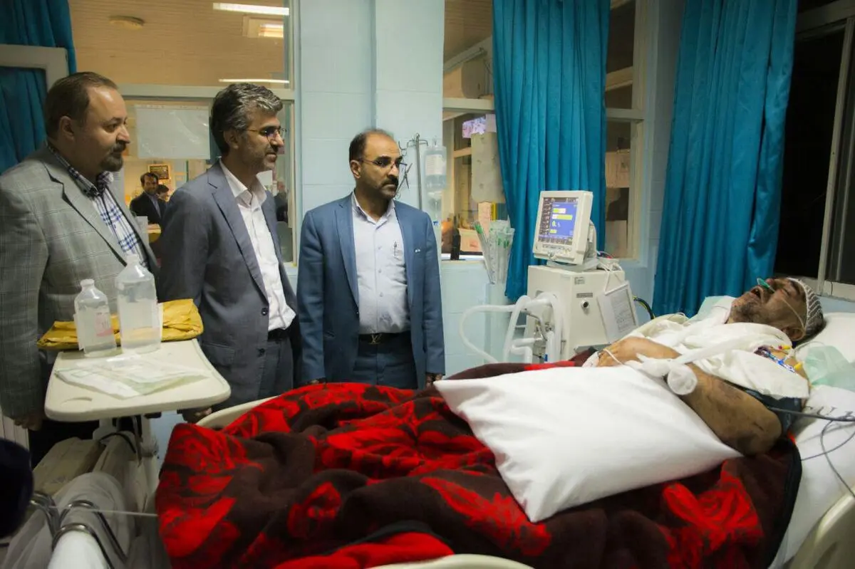 عیادت رئیس دانشگاه علوم پزشکی مازندران از مصدومان سانحه واژگونی اتوبوس در منطقه سوادکوه 