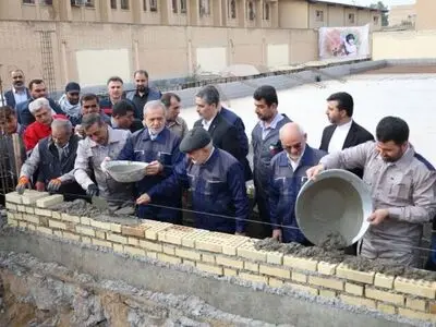 اقدام عملی پزشکیان برای نهضت مدرسه سازی/ بنایی با لباس کارگری

