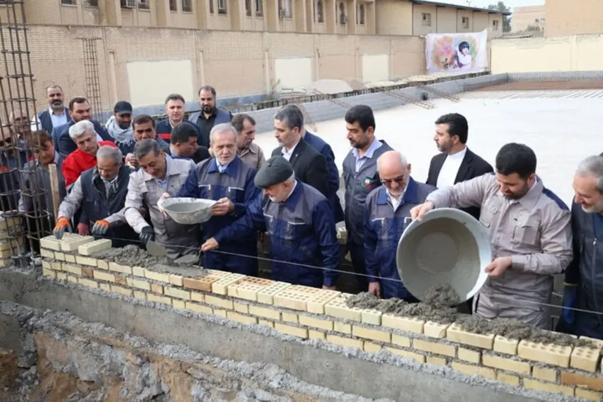 اقدام عملی پزشکیان برای نهضت مدرسه سازی/ بنایی با لباس کارگری

