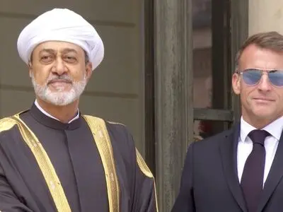 استفاده دوباره ماکرون از عینک آفتابی پرحاشیه خود در دیدار با پادشاه عمان