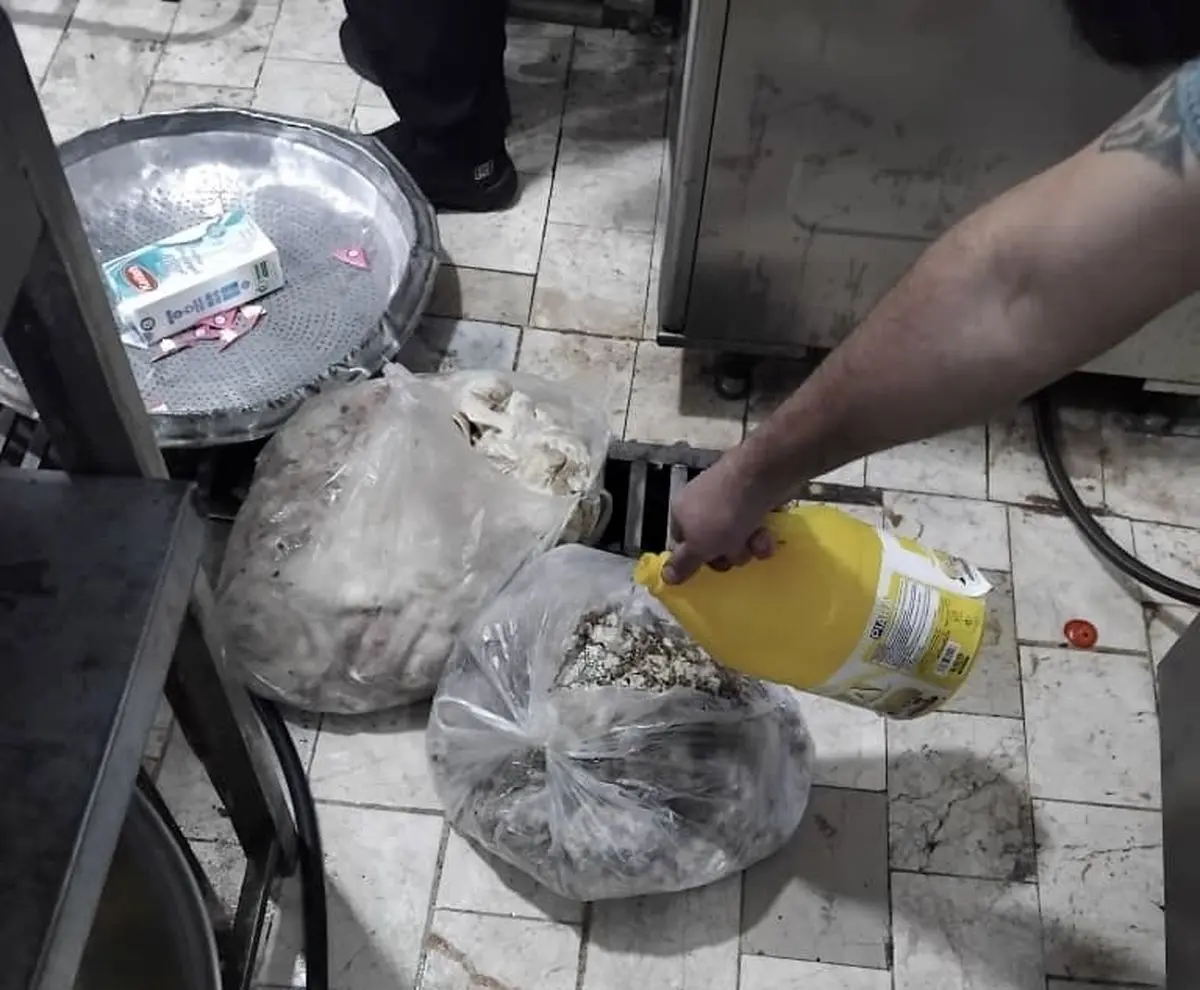 ابهام در فرایند رسیدگی به «گوشت‌های غیرقابل مصرف» یک رستوران در جاده چالوس / چرا با وجود کشف ۲۵ کیلو گوشت تاریخ‌گذشته، رستوران همچنان فعال است؟