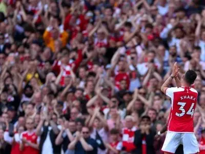 ویدئو: وقتی ساکا هوادار خردسال را سورپرایز می‌کند