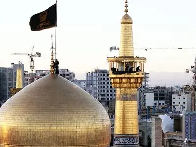 تصاویری از آماده سازی صحن‌های حرم رضوی برای ماه محرم+ فیلم