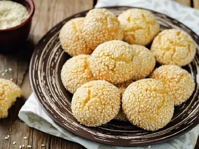 طرز تهیه کلوچه کنجدی نرم به ۲ روش