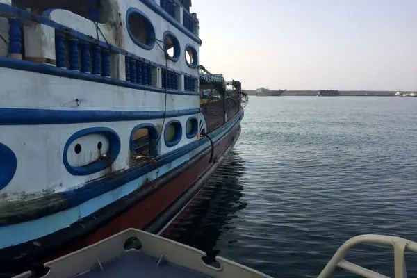 توقیف یک فروند شناور حامل ۸۰ هزار لیتر سوخت قاچاق در دریای عمان/ قاچاقچیان بدنه این شناور را با سیم خاردار پوشانده بودند