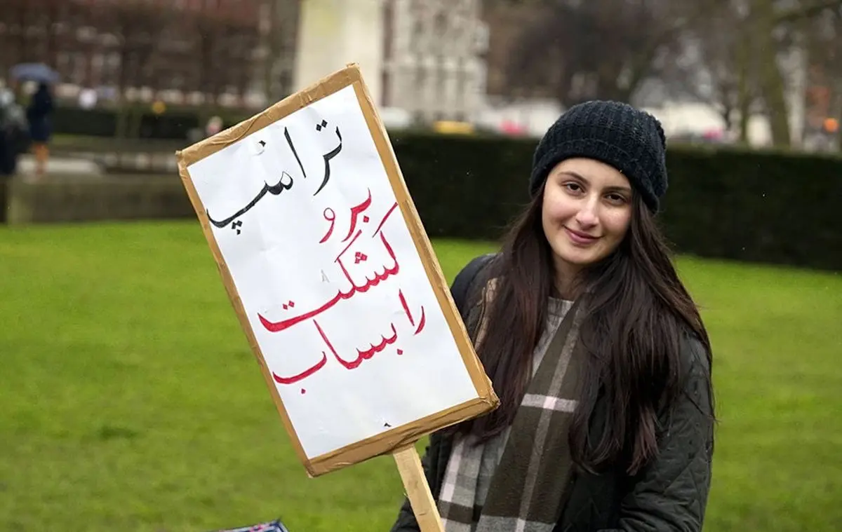 شعار دختر ایرانی علیه ترامپ در لندن (عکس)