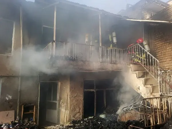 مهار حریق یک منزل ویلایی در مشهد / آتش نشانان شش نفر ازجمله ۴ کودک را از میان دود و آتش نجات دادند