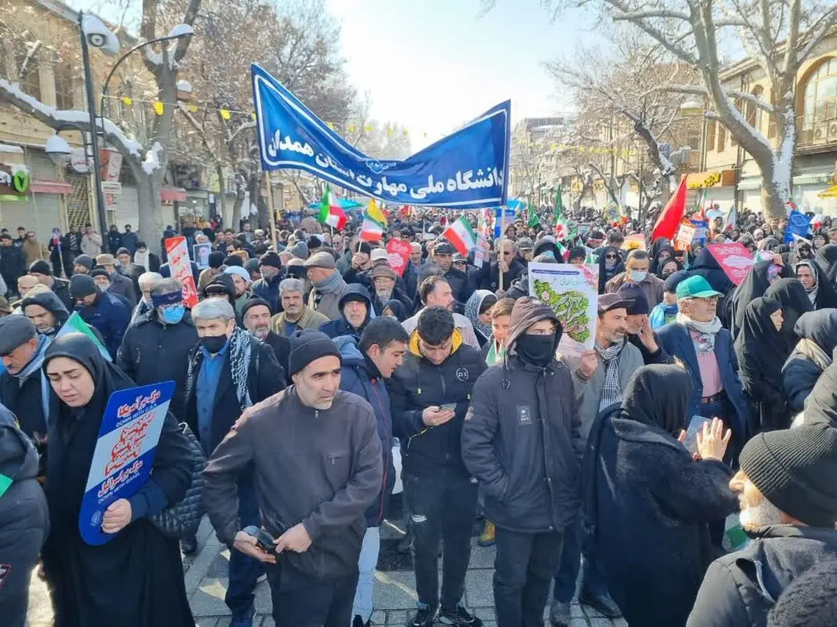 مردم باحضورپرشور در راهپیمایی 22 بهمن سربازی خود را برای رهبر انقلاب اعلام کردند