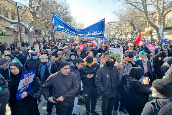 مردم باحضورپرشور در راهپیمایی 22 بهمن سربازی خود را برای رهبر انقلاب اعلام کردند