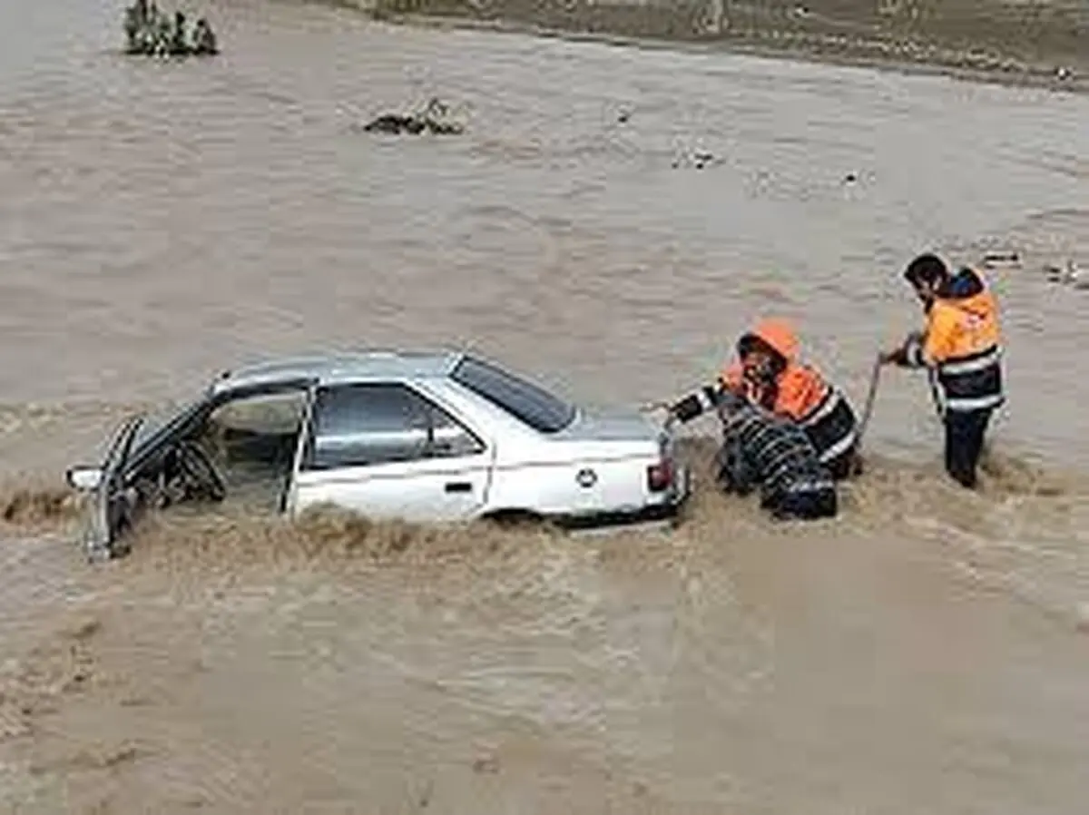 نجات سخت سرنشینان خودرو در سیل طبس + فیلم

