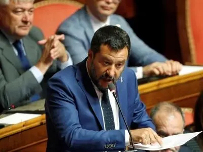 سنا رای اعتماد به دولت را به تاخیر انداخت