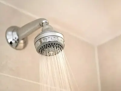 دوش طولانی یا کوتاه؛ کدام یک بهتر است؟ 