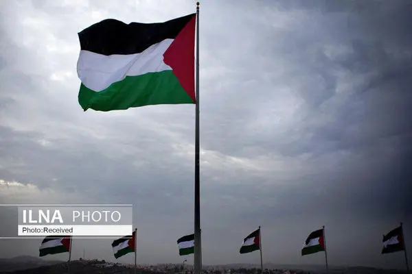 به اهتزاز درآمدن پرچم‌ فلسطین در مراسم خاکسپاری پاپ فرانسیس در واتیکان/فیلم