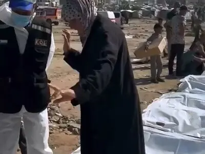 تلاش یک مادر داغدار فلسطینی برای شناسایی پیکر فرزند شهیدش + فیلم