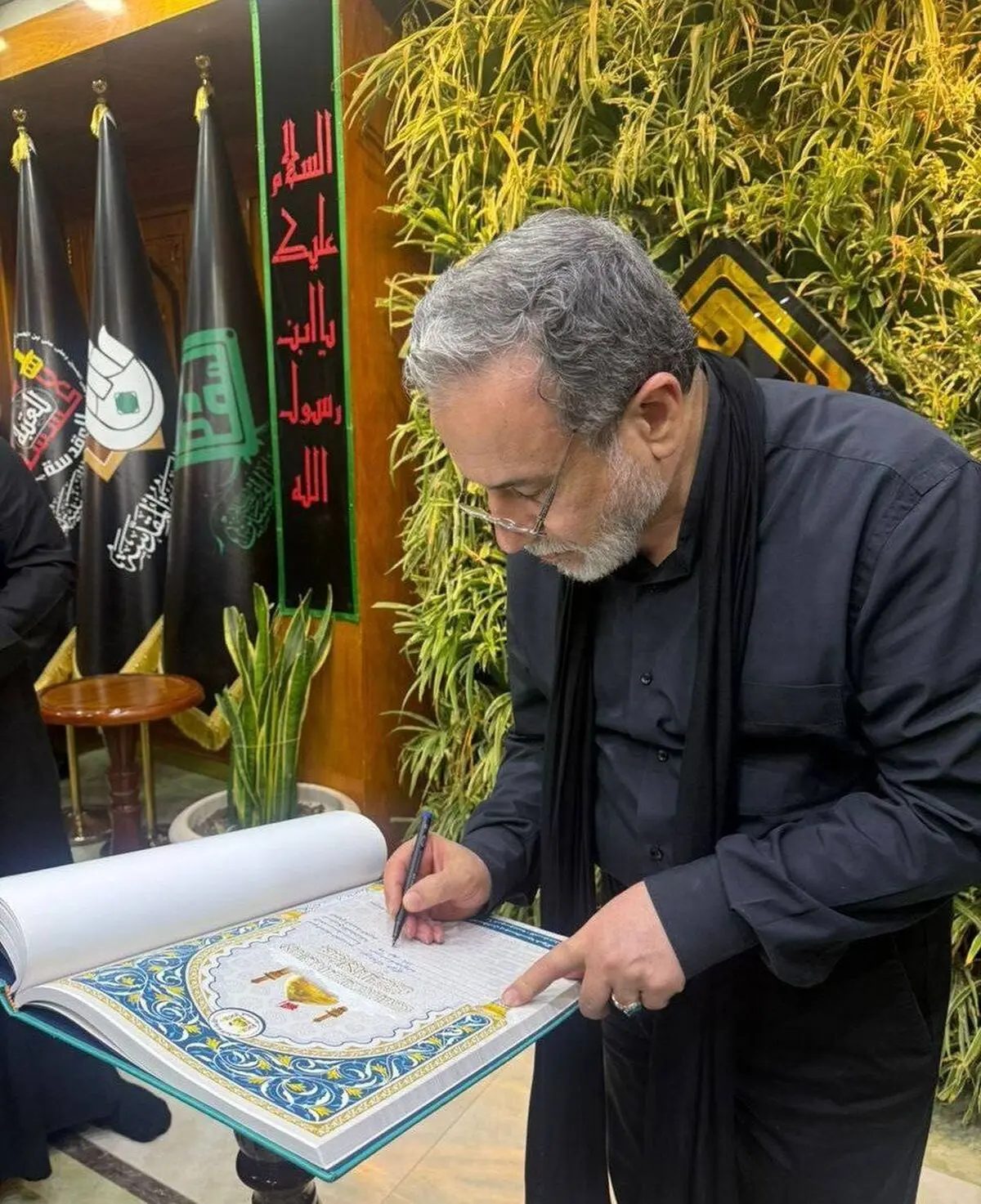 امضای دفتر یادبود مضیف حرم مطهر حسینی (ع) توسط عراقچی