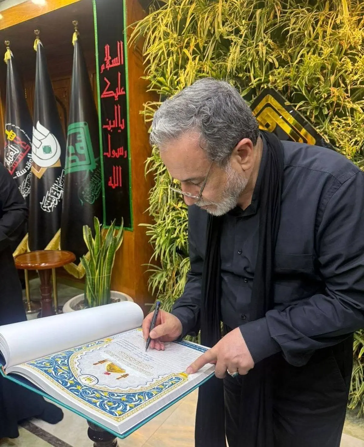امضای دفتر یادبود مضیف حرم مطهر حسینی (ع) توسط عراقچی