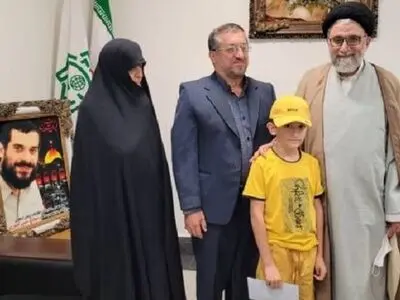 وزیر اطلاعات با خانواده شهید «حسن عشوری» دیدار کرد