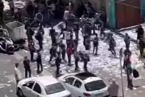 دانش‌آموزان یک مدرسه پسرانه پس از امتحان، کتاب‌های خود را این‌گونه پاره کردند/فیلم