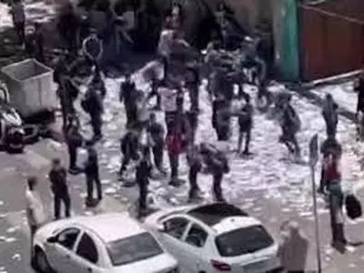 دانش‌آموزان یک مدرسه پسرانه پس از امتحان، کتاب‌های خود را این‌گونه پاره کردند/فیلم