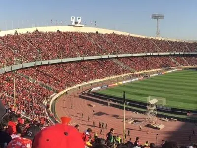 درخواست عجیب هواداران مرد حاضر در استادیوم آزادی (عکس)