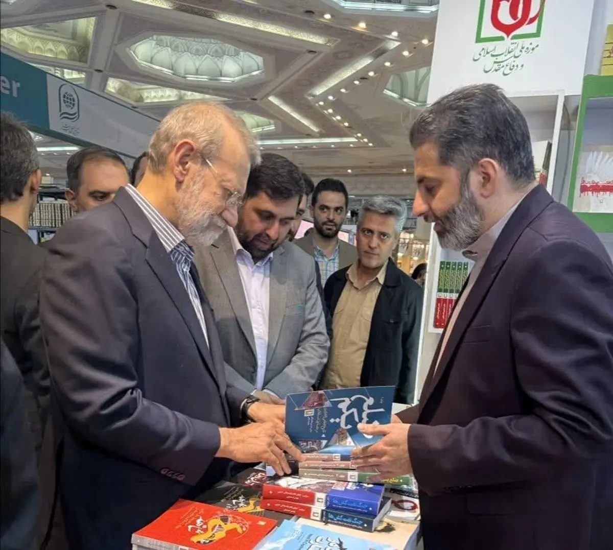 بازدید علی لاریجانی از غرفه نشر «سرو» در نمایشگاه کتاب تهران
