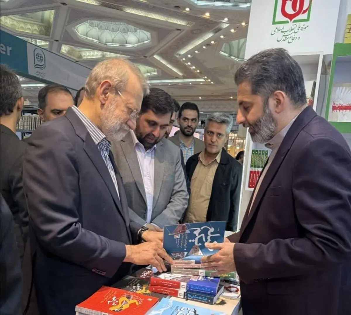 بازدید علی لاریجانی از غرفه نشر «سرو» در نمایشگاه کتاب تهران
