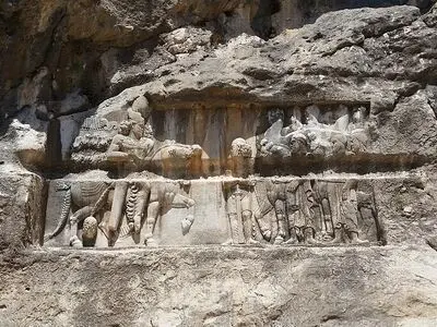 گلسنگ‌زدایی در تخت‌جمشید تعطیل پذیر نیست/ نجات والرین‌های داراب، تنگه چوگان و نقش‌رستم از تخریب