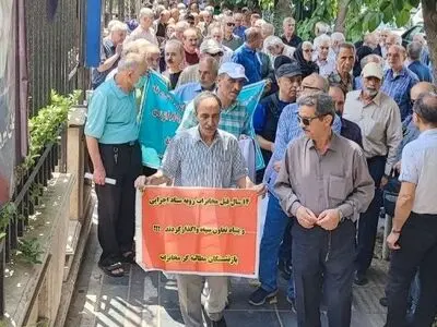 تجمع بازنشستگان مخابرات مقابل وزارت ارتباطات/ به بیمه تکمیلی معترضیم