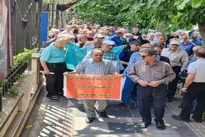 تجمع بازنشستگان مخابرات مقابل وزارت ارتباطات/ به بیمه تکمیلی معترضیم