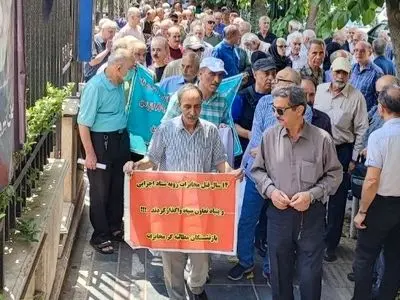 تجمع بازنشستگان مخابرات مقابل وزارت ارتباطات/ به بیمه تکمیلی معترضیم