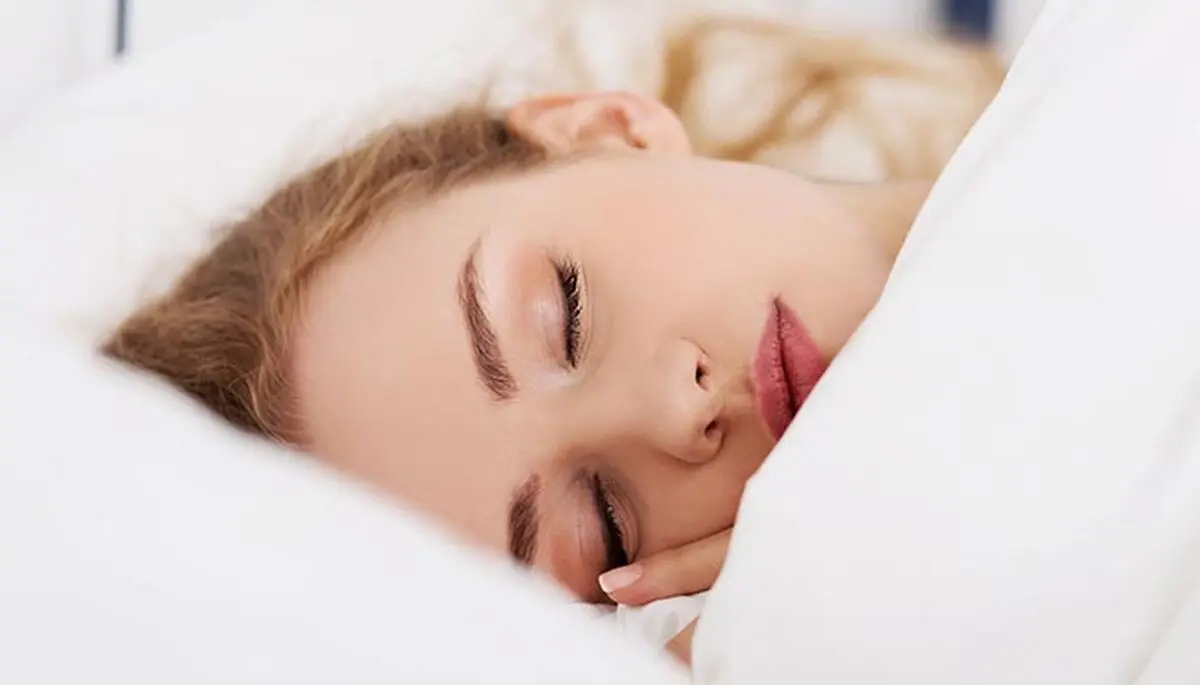 ایجاد مشکلات پوستی شدید به دلیل خوابیدن با ارایش