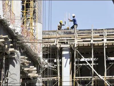 مصدومیت یک کارگر در زلزله خان‌زنیان