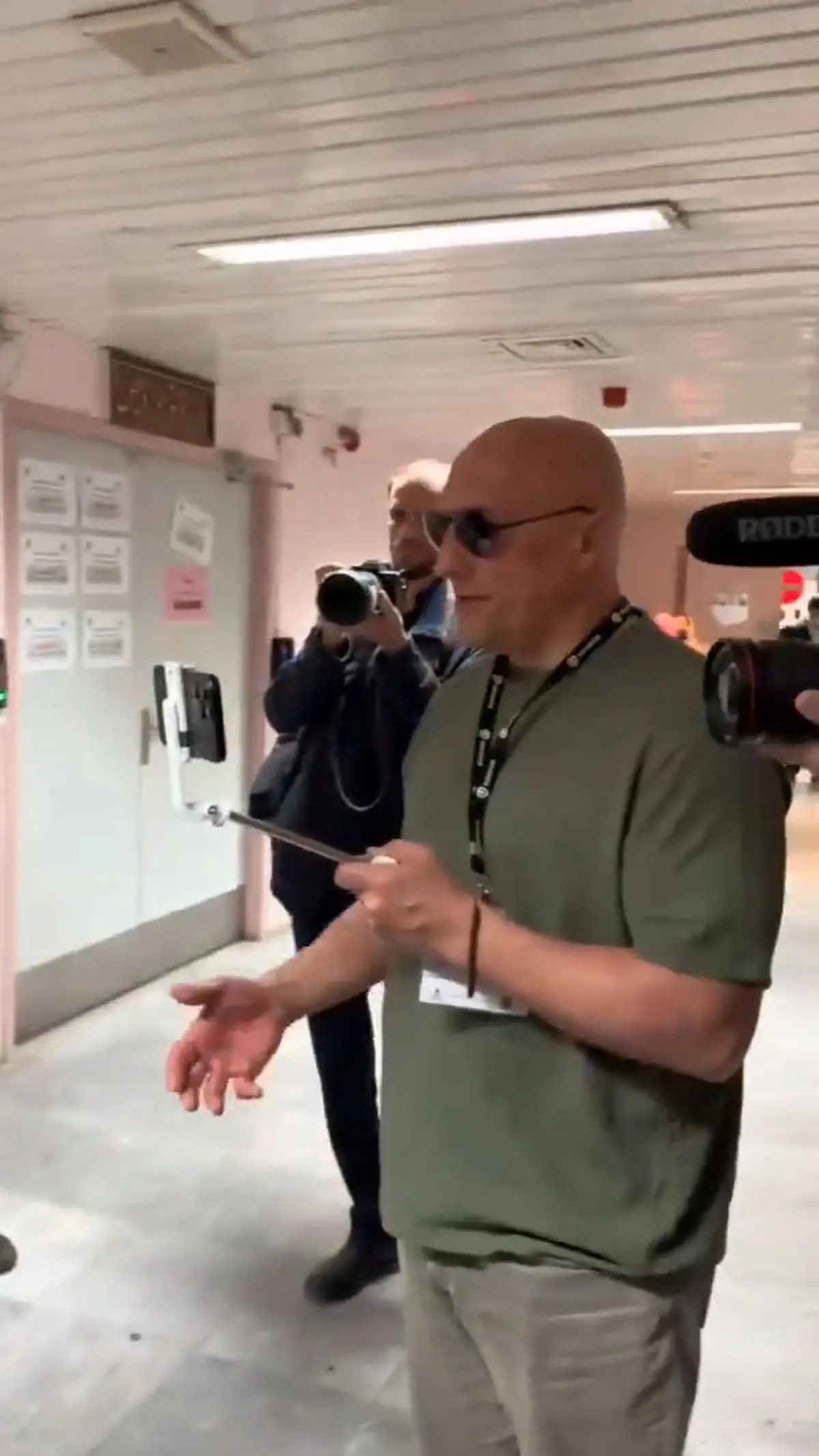 گریه خبرنگاران خارجی از دیدن وضعیت کودک ۲ ساله ای که در حمله به اصفهان تمام ۵ عضو خانواده خود را از دست داده است + فیلم