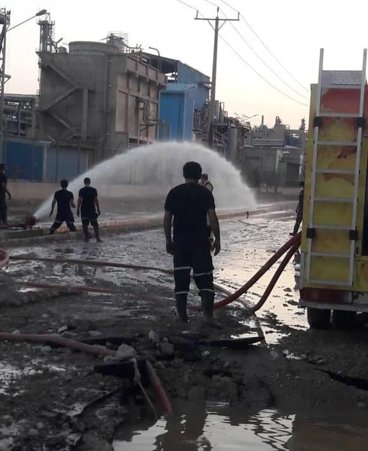 عملیات تعمیر شکستگی لوله آتش‌نشانی شرکت فجر انرژی در 17 ساعت/ پیش‌بینی مدت‌زمان تعمیر 4 تا 5 روز براورد شده بود