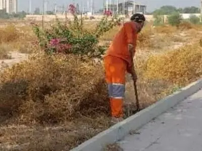 روزگار سخت کارگران شهرداری ایرانشهر: جدال با گرما با ۴ ماه حقوق معوقه