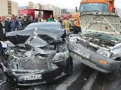 مصدومیت ۷ نفر در تصادف زنجیره‌ای