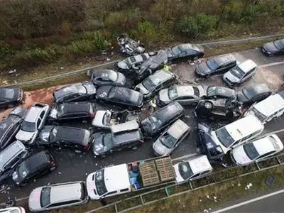 بر جای ماندن 10 مصدوم در پی تصادف زنجیره‌ای جاده محلات - خمین 