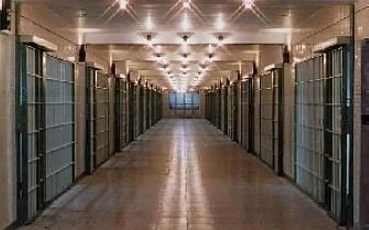 ورود مواد مخدر به زندان قابل کتمان نیست/ در نظارت بر زندانیان به دلیل کمبود پرسنل یا آلوده بودن برخی ماموران مشکل داریم 